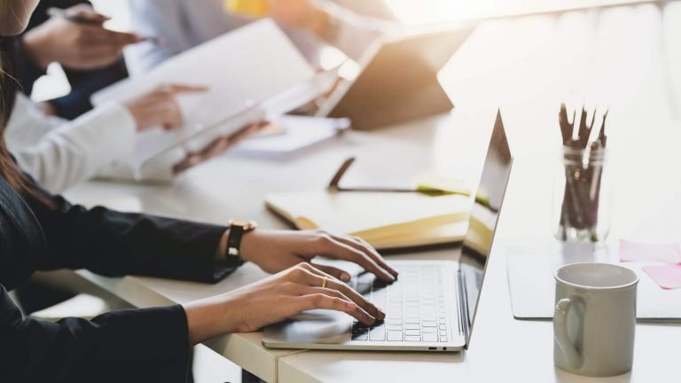 Jak wybrać odpowiednie standy reklamowe zewnętrzne?